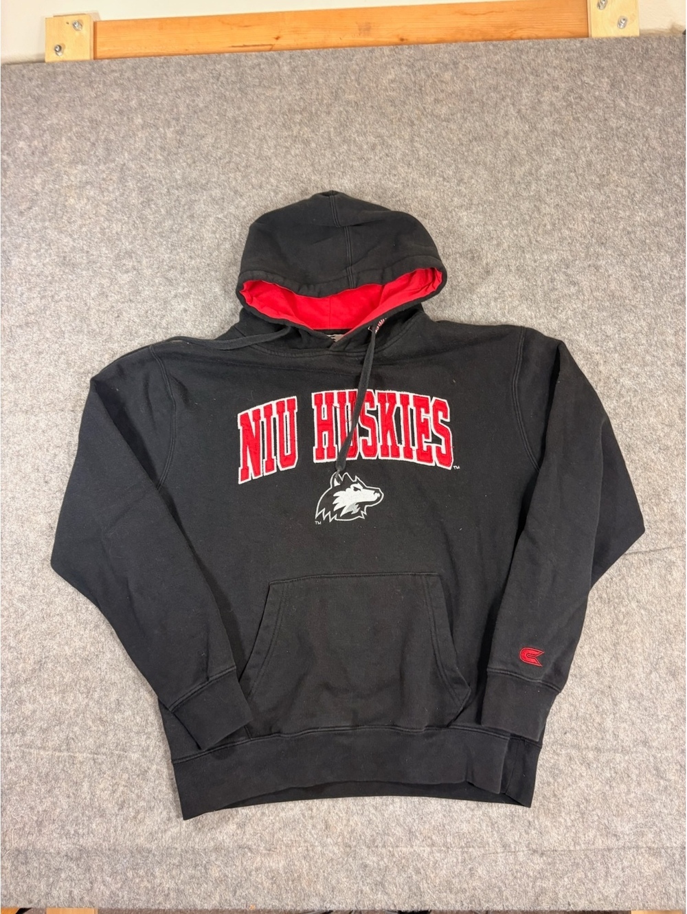 Vintage Y2K NIU Huskies College black pullover hoodie Size Medium